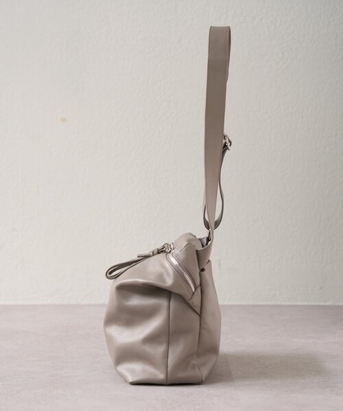 BEARDSLEY(ビアズリー)の「スクエアショルダーバッグ(ショルダーバッグ・レディース・ブラック/グレイッシュベージュ・FREE)」の22枚目の写真