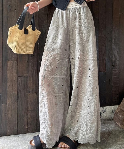 コットンシャーリングスキャタードフラワー刺繍ワイドパンツ