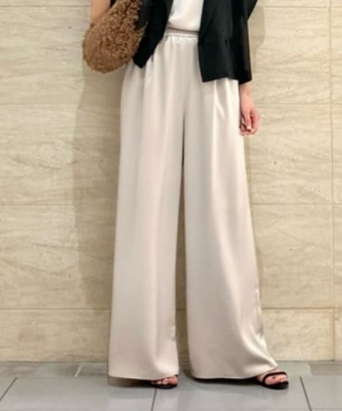 allureville(アルアバイル)の「サテンイージーパンツ(その他パンツ・レディース・ベージュ/ブラック/ブラウン・1/2)」の1枚目の写真