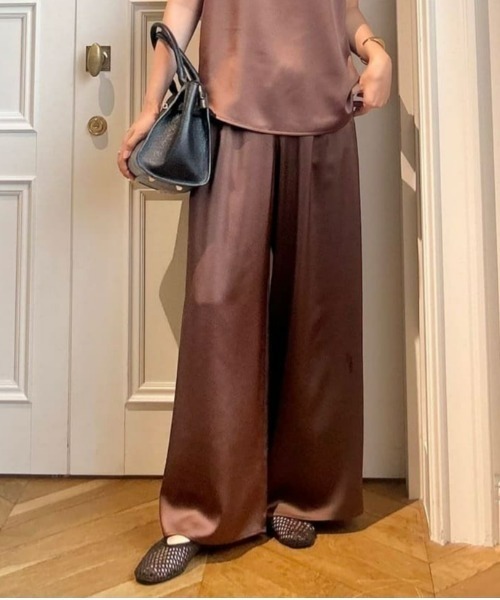 allureville(アルアバイル)の「サテンイージーパンツ(その他パンツ・レディース・ベージュ/ブラック/ブラウン・1/2)」の3枚目の写真