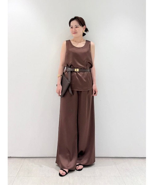 allureville(アルアバイル)の「サテンイージーパンツ(その他パンツ・レディース・ベージュ/ブラック/ブラウン・1/2)」の4枚目の写真