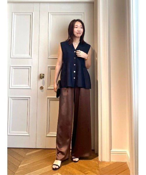 allureville(アルアバイル)の「サテンイージーパンツ(その他パンツ・レディース・ベージュ/ブラック/ブラウン・1/2)」の5枚目の写真