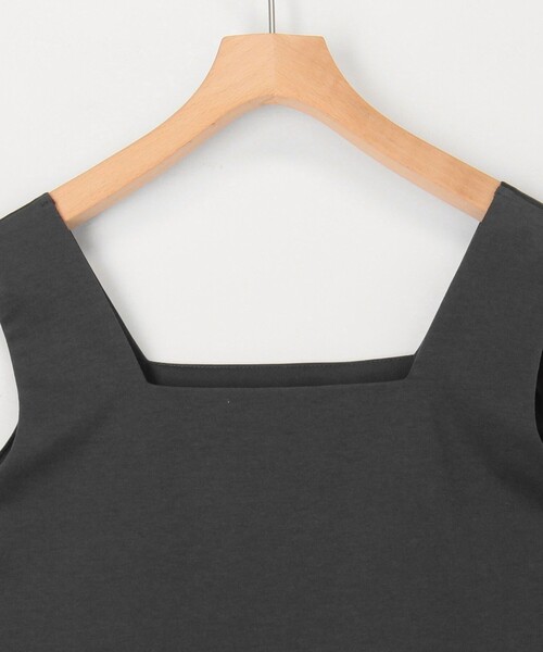 MICO COULIER（ミコクリエ）の「スクエアネックサテンドッキングタンクトップ（Tシャツ/カットソー・レディース・チャコールグレー/オフホワイト/キナリ・38）」の5枚目の写真