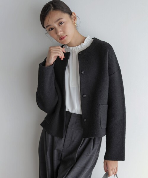 組曲(クミキョク)の「プレーティングニットアウター ジャケット(ノーカラージャケット・レディース・ブラウン系/ブラック系・3/2)」の2枚目の写真