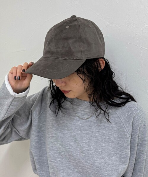 fredy emue（フレディエミュ）の「フェイクスエードキャップ（キャップ・レディース・ベージュ/チャコールグレー・FREE）」の2枚目の写真