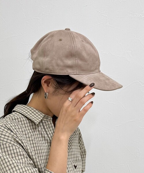 fredy emue（フレディエミュ）の「フェイクスエードキャップ（キャップ・レディース・ベージュ/チャコールグレー・FREE）」の3枚目の写真