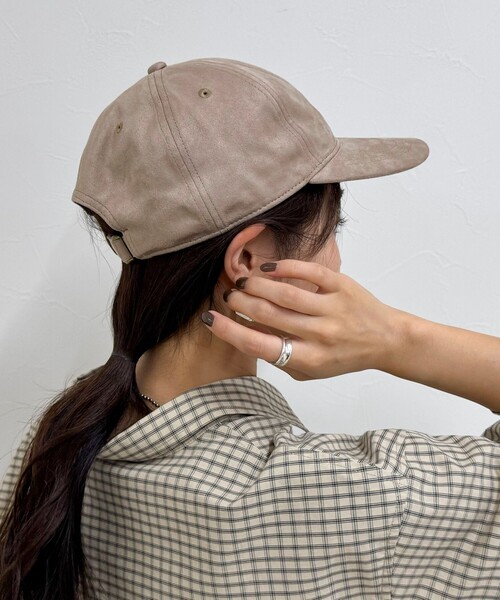 fredy emue（フレディエミュ）の「フェイクスエードキャップ（キャップ・レディース・ベージュ/チャコールグレー・FREE）」の4枚目の写真