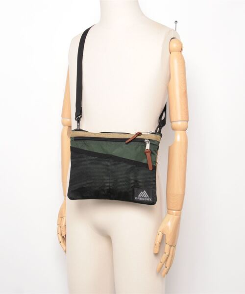 GREGORY(グレゴリー)の「クラシックサコッシュM CLASSIC SACOCHE M ログキャビンカーキ(ショルダーバッグ・メンズ・マルチ・ONE SIZE)」の2枚目の写真