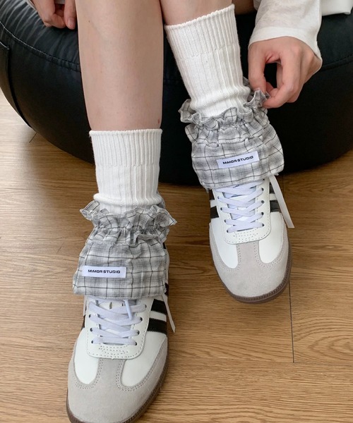 shopnikoniko（ショップニコニコ）の「ロゴワッペン付き シュシュ フリルシューズカバー（シューズ小物/雑貨・レディース・ホワイト/グレー/ブラック・フリー）」の3枚目の写真