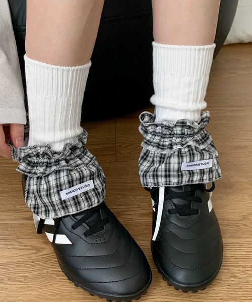 shopnikoniko（ショップニコニコ）の「ロゴワッペン付き シュシュ フリルシューズカバー（シューズ小物/雑貨・レディース・ホワイト/グレー/ブラック・フリー）」の2枚目の写真