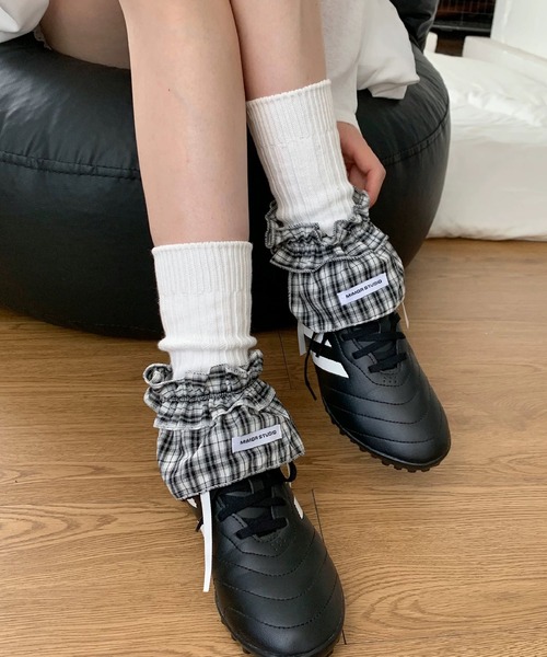 shopnikoniko（ショップニコニコ）の「ロゴワッペン付き シュシュ フリルシューズカバー（シューズ小物/雑貨・レディース・ホワイト/グレー/ブラック・フリー）」の13枚目の写真
