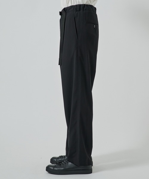 UJOH（ウジョー）の「【UJOH HOMME/ウジョー】別注 Tape -Belt 1 Tuck PNT（スラックス・メンズ・ブラック・4/5）」の3枚目の写真