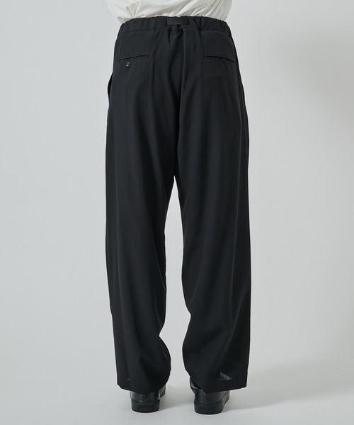 UJOH（ウジョー）の「【UJOH HOMME/ウジョー】別注 Tape -Belt 1 Tuck PNT（スラックス・メンズ・ブラック・4/5）」の2枚目の写真