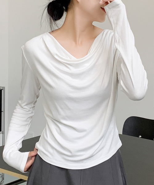 LOWO(ロワ)の「ドレープネック カットソー(Tシャツ/カットソー・レディース・オフホワイト/グレー/ブラック/ベージュ/ブラウン・FREE)」の2枚目の写真