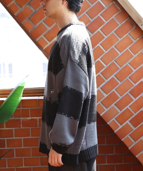 8(eight)(エイト)の「ダメージボーダークルーネックニット(ニット/セーター・メンズ・レッド/ホワイト/チャコールグレー・MEDIUM/LARGE)」の22枚目の写真