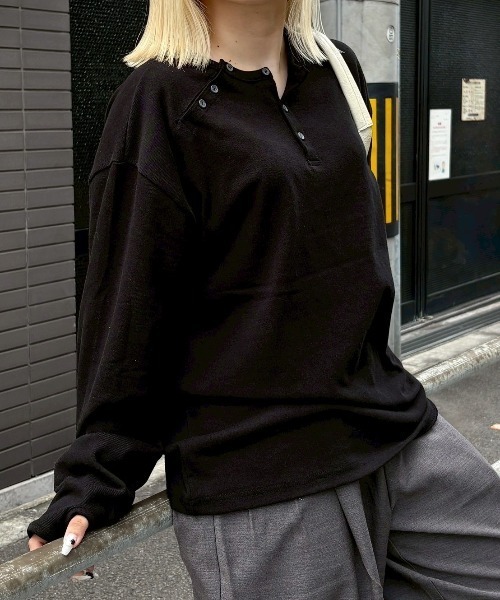 Chikashitsu +(チカシツプラス)の「【Chikashitsu +】double button henry neck long sleeve tee / 【チカシツプラス】ダブルボタンヘンリーネック長袖Tシャツ(Tシャツ/カットソー・メンズ・チャコール/ブラック/ホワイト/ブルー・ONE SIZE)」の19枚目の写真