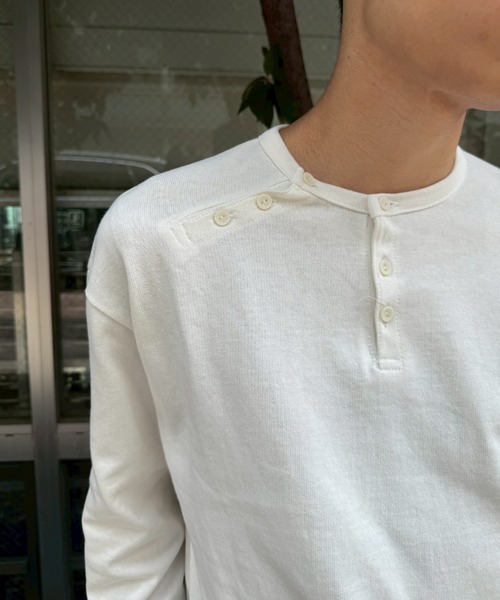 Chikashitsu +(チカシツプラス)の「【Chikashitsu +】double button henry neck long sleeve tee / 【チカシツプラス】ダブルボタンヘンリーネック長袖Tシャツ(Tシャツ/カットソー・メンズ・チャコール/ブラック/ホワイト/ブルー・ONE SIZE)」の12枚目の写真