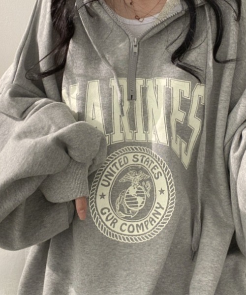 yuue' ( wear )(ユーイ)の「オーバーサイズカレッジロゴハーフジップパーカー/フーディー/ユニセックス(パーカー・レディース・ブラック/グレー・FREE)」の9枚目の写真