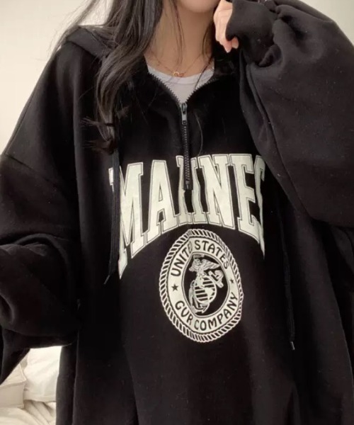 yuue' ( wear )(ユーイ)の「オーバーサイズカレッジロゴハーフジップパーカー/フーディー/ユニセックス(パーカー・レディース・ブラック/グレー・FREE)」の4枚目の写真