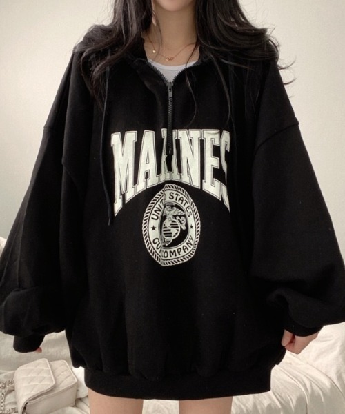 yuue' ( wear )(ユーイ)の「オーバーサイズカレッジロゴハーフジップパーカー/フーディー/ユニセックス(パーカー・レディース・ブラック/グレー・FREE)」の3枚目の写真