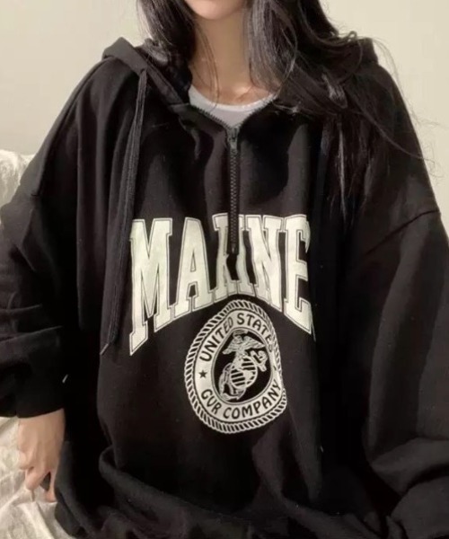 yuue' ( wear )(ユーイ)の「オーバーサイズカレッジロゴハーフジップパーカー/フーディー/ユニセックス(パーカー・レディース・ブラック/グレー・FREE)」の5枚目の写真