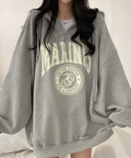 yuue' ( wear )(ユーイ)の「オーバーサイズカレッジロゴハーフジップパーカー/フーディー/ユニセックス(パーカー・レディース・ブラック/グレー・FREE)」の12枚目の写真