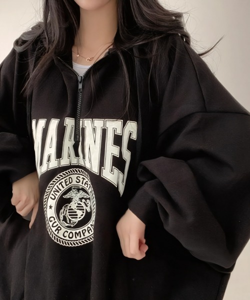 yuue' ( wear )(ユーイ)の「オーバーサイズカレッジロゴハーフジップパーカー/フーディー/ユニセックス(パーカー・レディース・ブラック/グレー・FREE)」の6枚目の写真