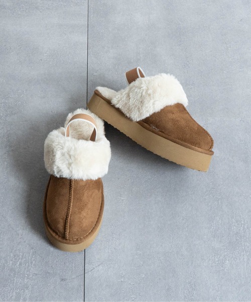 Fabby fabby（ファビィーファビィー）の「ボリュームボアバックストラップサンダル（サンダル・レディース・キャメル/ブラック・MEDIUM/LARGE）」の2枚目の写真