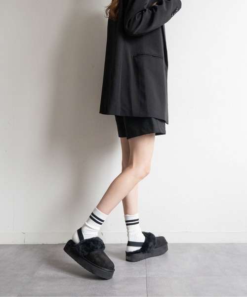 Fabby fabby（ファビィーファビィー）の「ボリュームボアバックストラップサンダル（サンダル・レディース・キャメル/ブラック・MEDIUM/LARGE）」の19枚目の写真