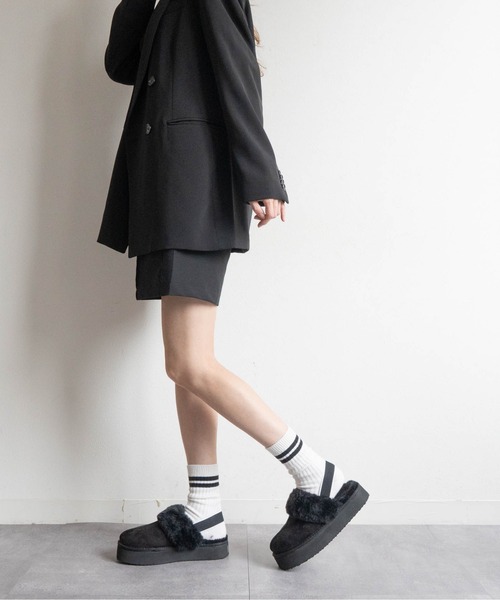 Fabby fabby（ファビィーファビィー）の「ボリュームボアバックストラップサンダル（サンダル・レディース・キャメル/ブラック・MEDIUM/LARGE）」の21枚目の写真