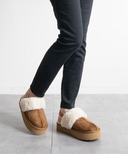 Fabby fabby（ファビィーファビィー）の「ボリュームボアバックストラップサンダル（サンダル・レディース・キャメル/ブラック・MEDIUM/LARGE）」の16枚目の写真