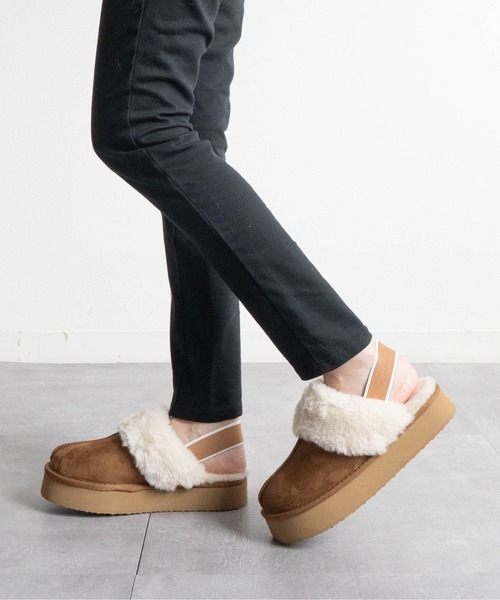 Fabby fabby（ファビィーファビィー）の「ボリュームボアバックストラップサンダル（サンダル・レディース・キャメル/ブラック・MEDIUM/LARGE）」の17枚目の写真