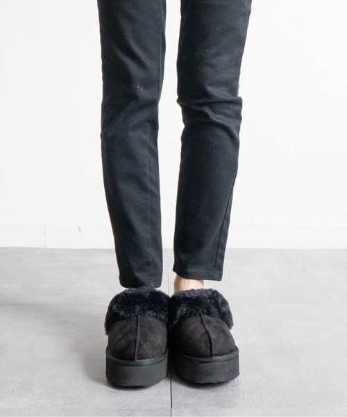 Fabby fabby（ファビィーファビィー）の「ボリュームボアバックストラップサンダル（サンダル・レディース・キャメル/ブラック・MEDIUM/LARGE）」の12枚目の写真