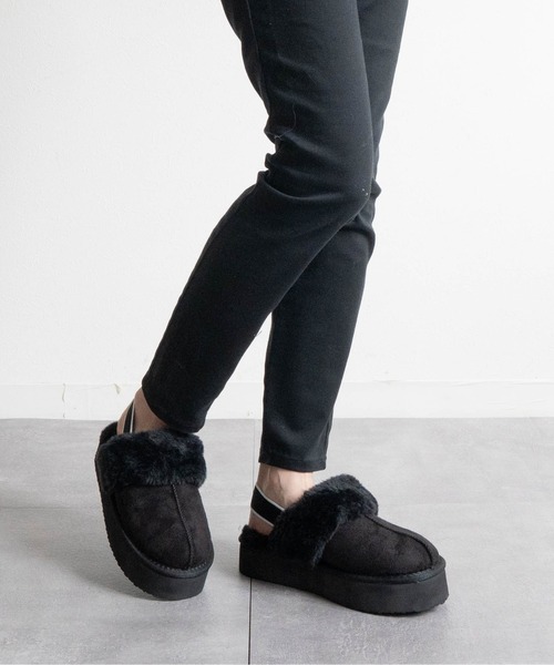 Fabby fabby（ファビィーファビィー）の「ボリュームボアバックストラップサンダル（サンダル・レディース・キャメル/ブラック・MEDIUM/LARGE）」の13枚目の写真