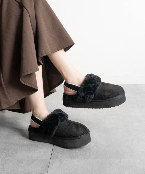 Fabby fabby（ファビィーファビィー）の「ボリュームボアバックストラップサンダル（サンダル・レディース・キャメル/ブラック・MEDIUM/LARGE）」の6枚目の写真