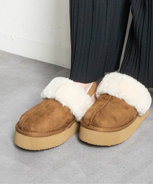 Fabby fabby（ファビィーファビィー）の「ボリュームボアバックストラップサンダル（サンダル・レディース・キャメル/ブラック・MEDIUM/LARGE）」の10枚目の写真