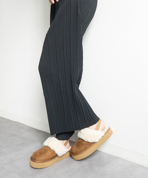 Fabby fabby（ファビィーファビィー）の「ボリュームボアバックストラップサンダル（サンダル・レディース・キャメル/ブラック・MEDIUM/LARGE）」の11枚目の写真