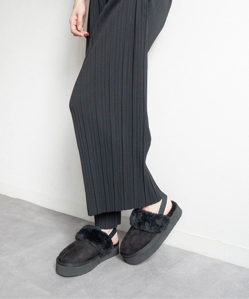 Fabby fabby（ファビィーファビィー）の「ボリュームボアバックストラップサンダル（サンダル・レディース・キャメル/ブラック・MEDIUM/LARGE）」の9枚目の写真