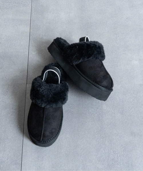 Fabby fabby（ファビィーファビィー）の「ボリュームボアバックストラップサンダル（サンダル・レディース・キャメル/ブラック・MEDIUM/LARGE）」の4枚目の写真