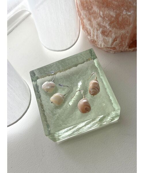 Ungrid（アングリッド）の「シェルモチーフピアス（ピアス（両耳用）・レディース・アイボリー・FREE）」の2枚目の写真