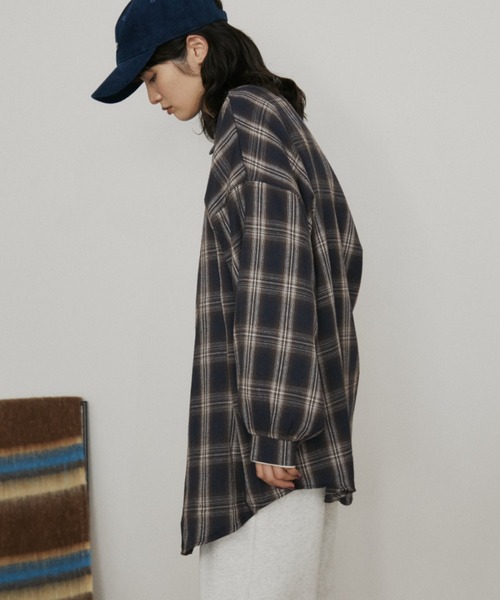 MERLOT（メルロー）の「ウールタッチオーバーサイズチェックシャツ（シャツ/ブラウス・レディース・ベージュ/ネイビー・FREE）」の6枚目の写真