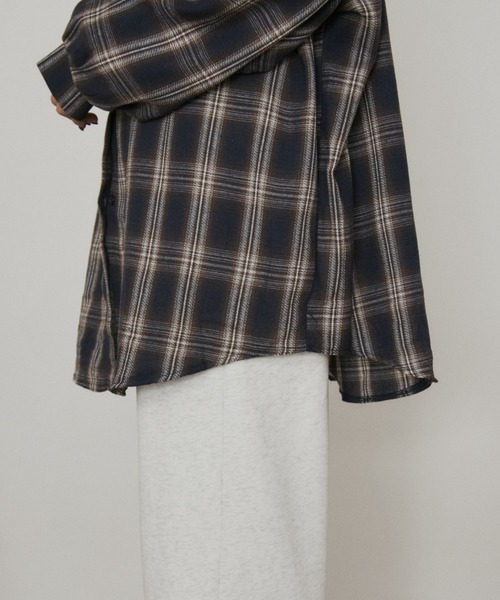 MERLOT（メルロー）の「ウールタッチオーバーサイズチェックシャツ（シャツ/ブラウス・レディース・ベージュ/ネイビー・FREE）」の14枚目の写真