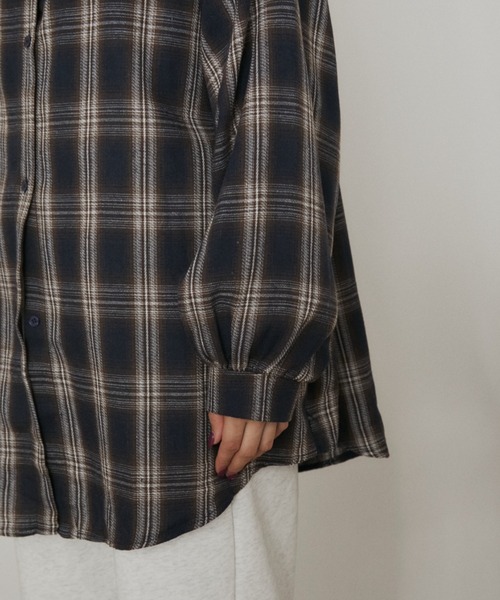 MERLOT（メルロー）の「ウールタッチオーバーサイズチェックシャツ（シャツ/ブラウス・レディース・ベージュ/ネイビー・FREE）」の15枚目の写真