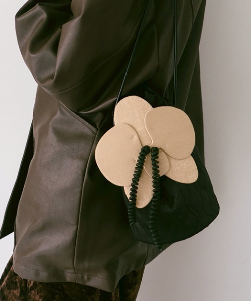 sahara(サハラ)の「Flower Motif Drawstring Bag/フラワーモチーフドローストリングバッグ(ショルダーバッグ・レディース・ブラック/ベージュ・FREE)」の2枚目の写真