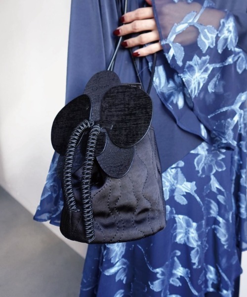 sahara(サハラ)の「Flower Motif Drawstring Bag/フラワーモチーフドローストリングバッグ(ショルダーバッグ・レディース・ブラック/ベージュ・FREE)」の1枚目の写真