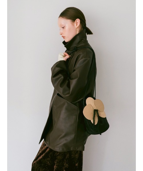 sahara(サハラ)の「Flower Motif Drawstring Bag/フラワーモチーフドローストリングバッグ(ショルダーバッグ・レディース・ブラック/ベージュ・FREE)」の6枚目の写真