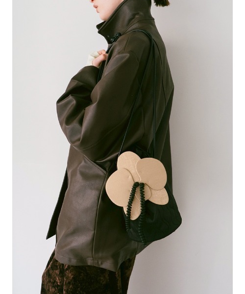 sahara(サハラ)の「Flower Motif Drawstring Bag/フラワーモチーフドローストリングバッグ(ショルダーバッグ・レディース・ブラック/ベージュ・FREE)」の4枚目の写真