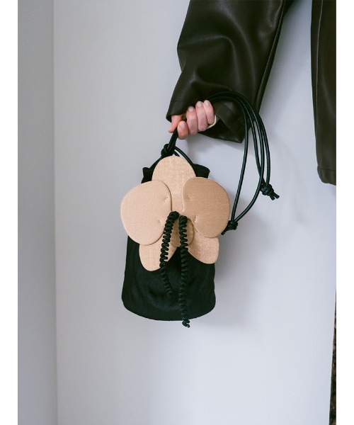 sahara(サハラ)の「Flower Motif Drawstring Bag/フラワーモチーフドローストリングバッグ(ショルダーバッグ・レディース・ブラック/ベージュ・FREE)」の3枚目の写真