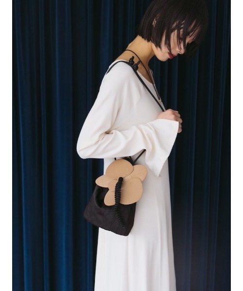 sahara(サハラ)の「Flower Motif Drawstring Bag/フラワーモチーフドローストリングバッグ(ショルダーバッグ・レディース・ブラック/ベージュ・FREE)」の8枚目の写真