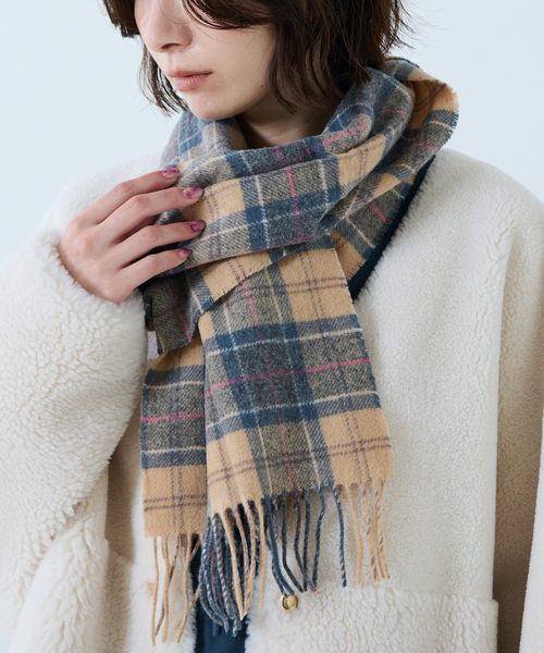 Barbour（バブアー）の「【BARBOUR/バブアー】タータンスカーフ / マフラー / ウール / チェック / ユニセックス / ギフト（マフラー・レディース・レッド系その他/ベージュ系その他/ホワイト系その他/グリーン系その他/イエロー系その他/ブラウン系その他/グリーン系その他2/グレー系その他・フリー）」の4枚目の写真